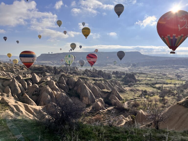 Ballons, Steine und Köstlichkeiten
